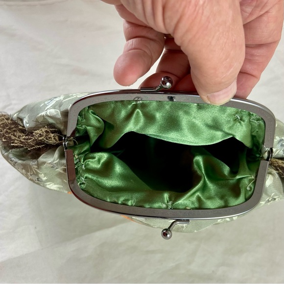 Vintage Handmade Satin Clutch Embroidered Dragon Design Metal Kiss Clasp Purse - Picture 8 of 9